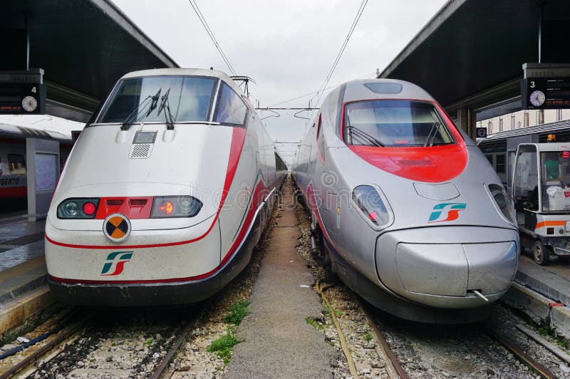 Un tren de alta velocidad italiano en la estación de Venecia imagen de archivo Un tren de alta velocidad italiano en la estación de Venecia imagen de archivo