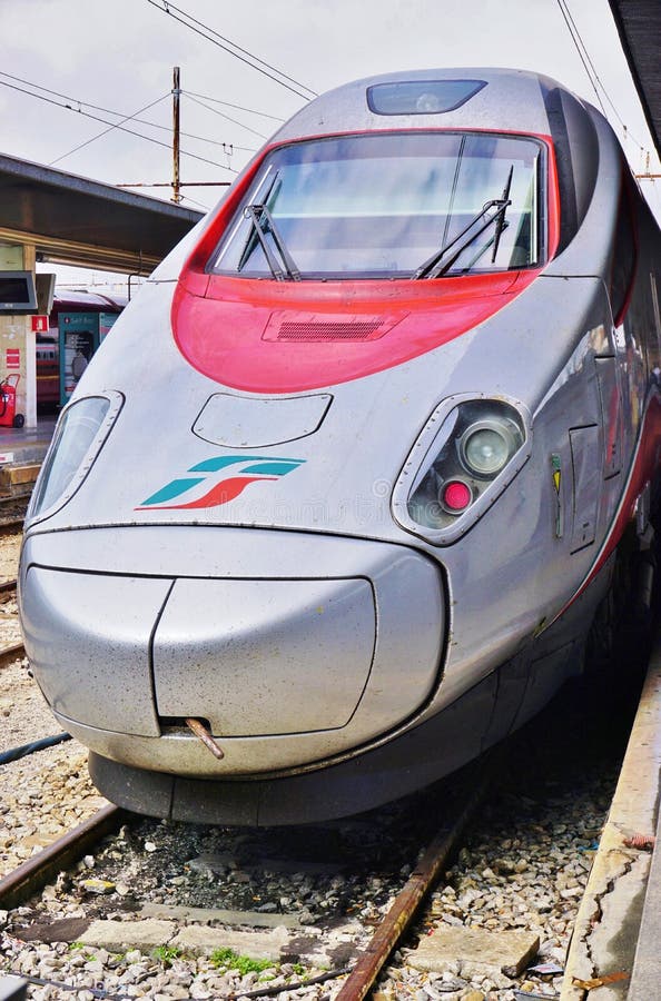 Un treno ad alta velocità italiano alla stazione di Venezia fotografia stock libera da diritti Un treno ad alta velocità italiano alla stazione di Venezia fotografia stock libera da diritti