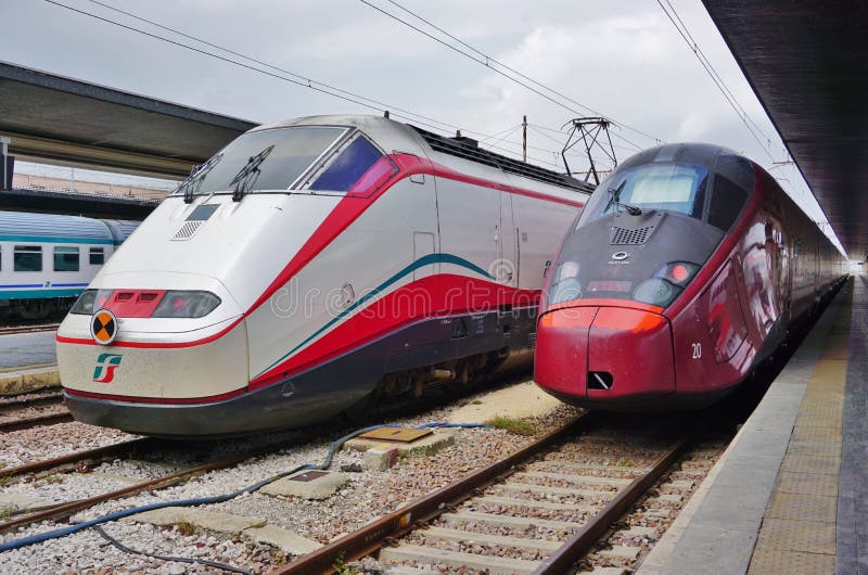 Un treno ad alta velocità italiano alla stazione di Venezia fotografie stock libere da diritti Un treno ad alta velocità italiano alla stazione di Venezia fotografie stock libere da diritti