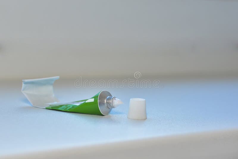 Un tubo di cremas con un coperchio aperto ? utilizzato Copi lo spazio Concetto: salute, medicina fotografie stock Un tubo di cremas con un coperchio aperto ? utilizzato Copi lo spazio Concetto: salute, medicina fotografie stock