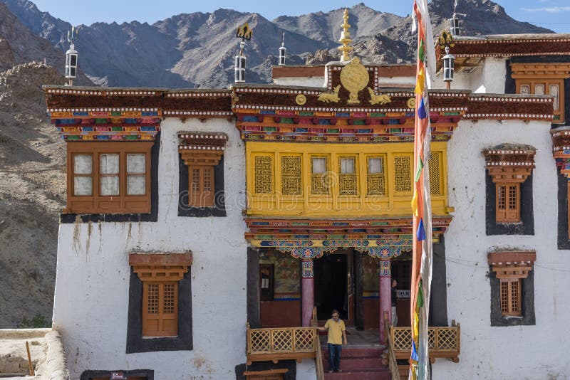 Un turista en el monasterio de Hemis foto de archivo Un turista en el monasterio de Hemis foto de archivo