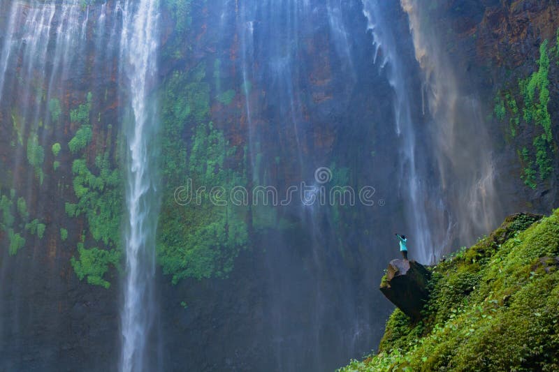 Un turista felice che guarda la cascata di Sewu La cascata più grande dell'isola di Java Contesto naturale del viaggio e