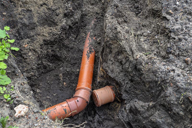 Un Tuyau En Plastique Orange D'une Fosse Septique D'un Diamètre De 160 Mm  Placé Dans Un Conduit D'aveugles De Fossé Visible. Image stock - Image du  maison, coude: 254321285