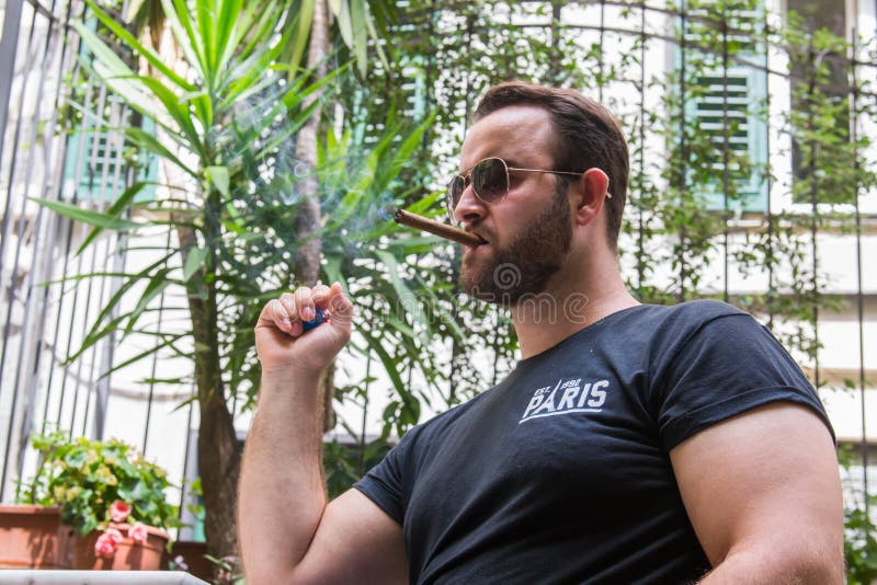 Un type albanais de Mafia fume un cigare et un boire photographie stock Un type albanais de Mafia fume un cigare et un boire photographie stock