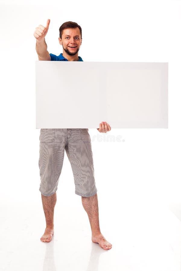 Un type avec une barbe posant avec un signe blanc Peut être employé pour placer la publicité, le logo, et autre Habillé dans un T image libre de droits Un type avec une barbe posant avec un signe blanc Peut être employé pour placer la publicité, le logo, et autre Habillé dans un T image libre de droits