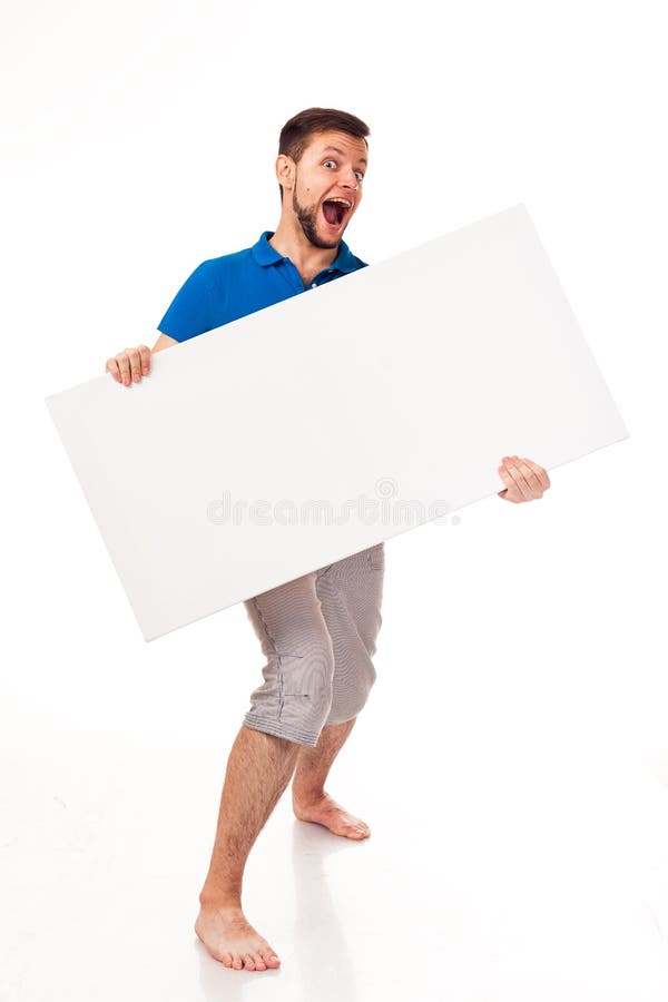 Un type avec une barbe posant avec un signe blanc Peut être employé pour placer la publicité, le logo, et autre Habillé dans un T images stock Un type avec une barbe posant avec un signe blanc Peut être employé pour placer la publicité, le logo, et autre Habillé dans un T images stock