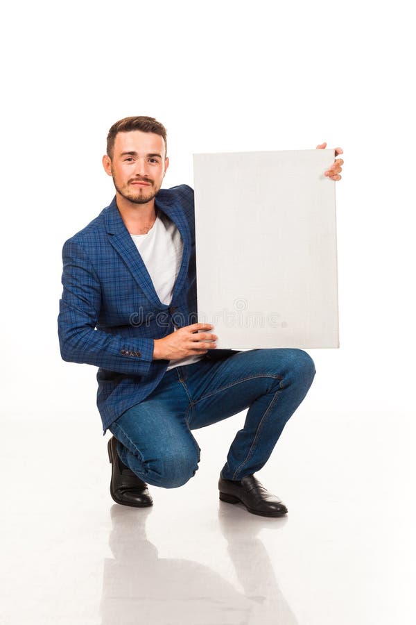 Un type avec une barbe posant avec un signe blanc Peuvent être employés pour faire de la publicité, des cartes de visite professi photographie stock libre de droits Un type avec une barbe posant avec un signe blanc Peuvent être employés pour faire de la publicité, des cartes de visite professi photographie stock libre de droits