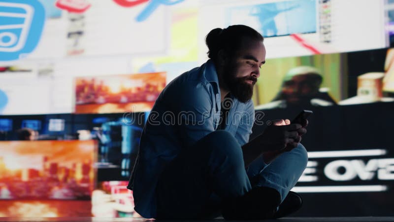 Un type désespéré regardant l'écran de téléphone dans la misère symbolisant la toxicité des médias sociaux banque de vidéos