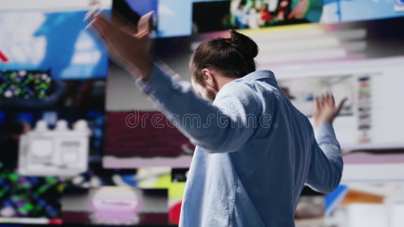 Un type déterminé admire les éléments visuels des médias sociaux et de l'interface utilisateur banque de vidéos