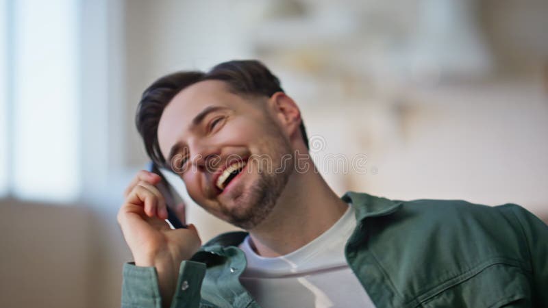 Un type émotionnel qui appelle le téléphone portable à la maison se sentant détendu closeup. Homme en train de bavarder images stock