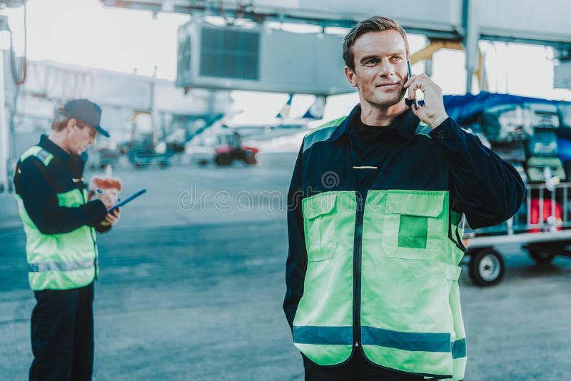 Un tânăr arătos care stă la locul de muncă royalty free stock images