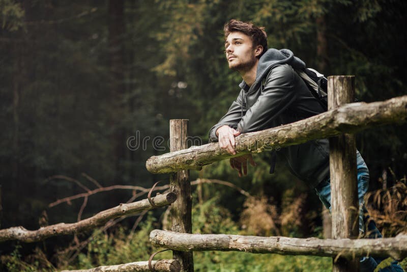 Un tânăr care se plimbă prin pădure stock photo