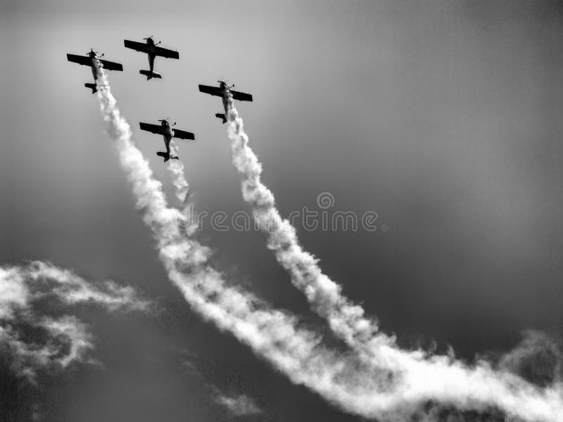 Un ultimo volo del aicraft acrobatici dell'elica di quattro pistoni fotografia stock Un ultimo volo del aicraft acrobatici dell'elica di quattro pistoni fotografia stock