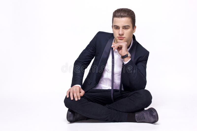 Un uomo in abito in posizione loto su fondo bianco, studio fotografie stock libere da diritti Un uomo in abito in posizione loto su fondo bianco, studio fotografie stock libere da diritti
