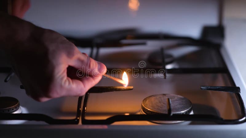 Bruciatore a gas con fiamma da un foro su una stufa a gas, primo piano Foto  stock - Alamy