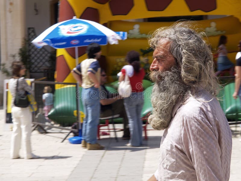 Un uomo barbuto dai capelli lunghi grigio anziano