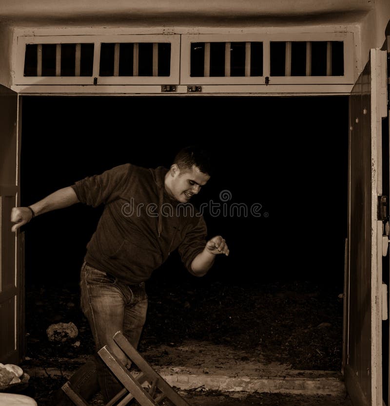 Un uomo che balla il ballo tradizionale di Zeibekiko in Klima Milo, Grecia immagine stock libera da diritti Un uomo che balla il ballo tradizionale di Zeibekiko in Klima Milo, Grecia immagine stock libera da diritti