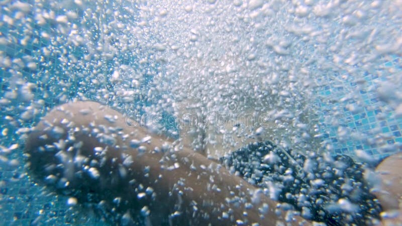 Un uomo che salta su una piscina