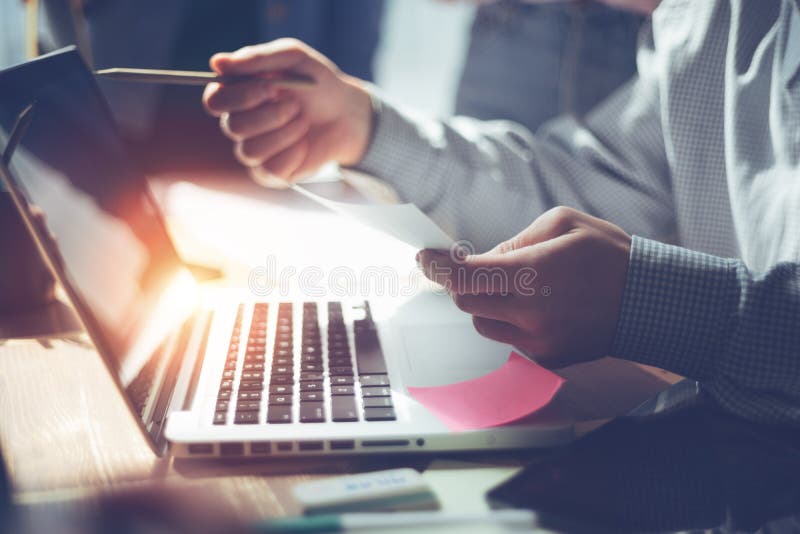 Un uomo con la matita che indica lo schermo del computer Giorno dell'ufficio generale Computer portatile e lavoro di ufficio sull immagine stock Un uomo con la matita che indica lo schermo del computer Giorno dell'ufficio generale Computer portatile e lavoro di ufficio sull immagine stock