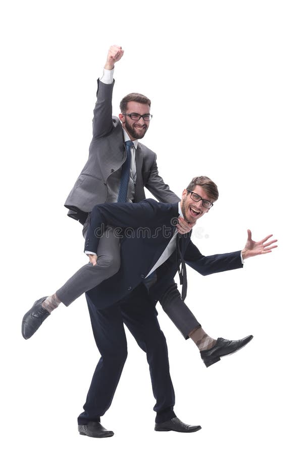 Un uomo d'affari felice che porta il suo collega sul piggyback isolato su fondo bianco