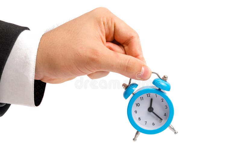 Un uomo d'affari sta tenendo una sveglia Orologio a disposizione Il concetto di paga oraria, tempo In ritardo per lavoro Tasso co