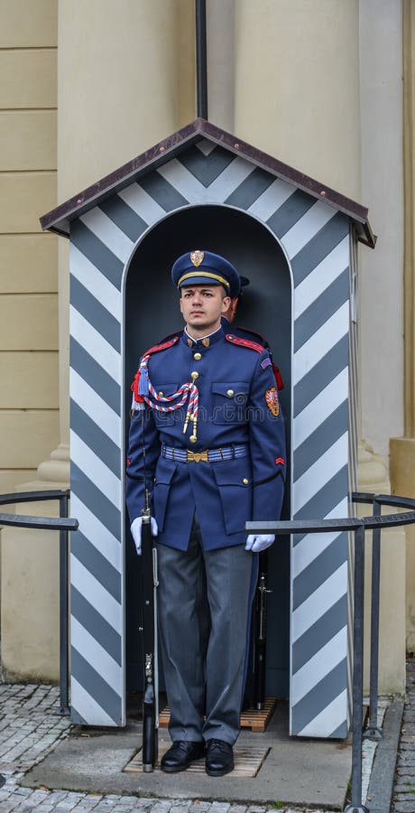 Un uomo della guardia in uniforme militare fotografia stock libera da diritti Un uomo della guardia in uniforme militare fotografia stock libera da diritti