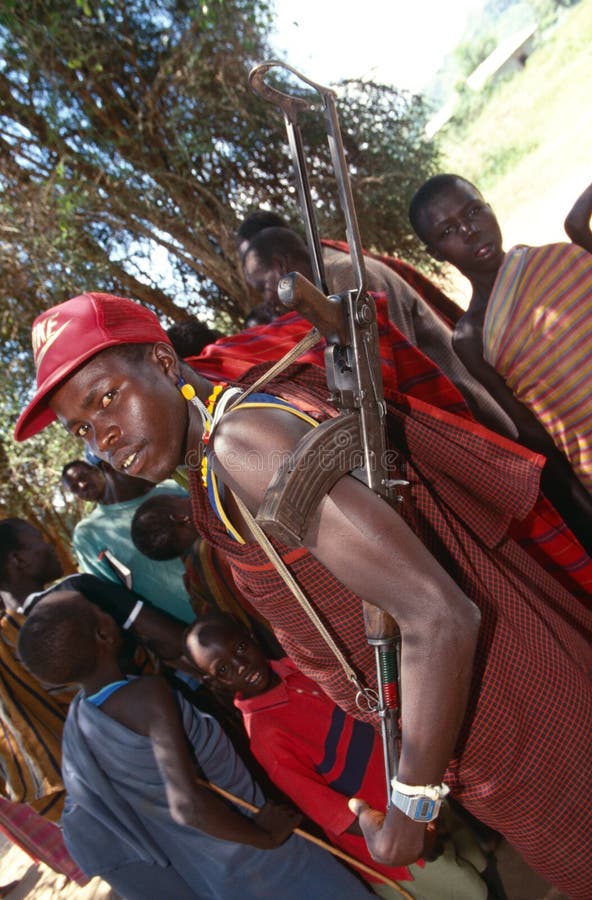 Un uomo di Karamojong con una pistola, Uganda fotografia stock Un uomo di Karamojong con una pistola, Uganda fotografia stock