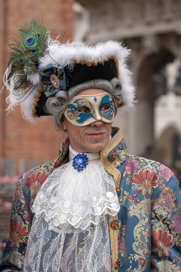 Un Uomo Di Mezz'età in Costume D'epoca Con Collare Di Pizzi Con Cappello a  Tricorno Di Maschera Carnevale Con Piume a Forma Di Ven Immagine Stock  Editoriale - Immagine di famoso, bello