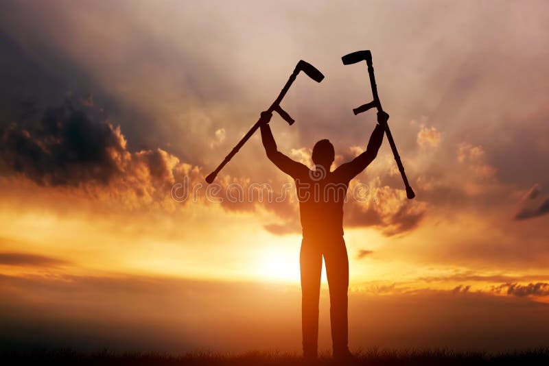 Un uomo disabile che alza le sue grucce al tramonto medico royalty illustrazione gratis