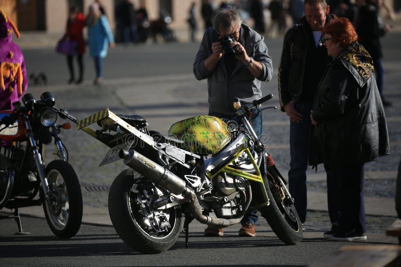 Un uomo fotografa un motociclo su ordinazione fotografie stock libere da diritti Un uomo fotografa un motociclo su ordinazione fotografie stock libere da diritti