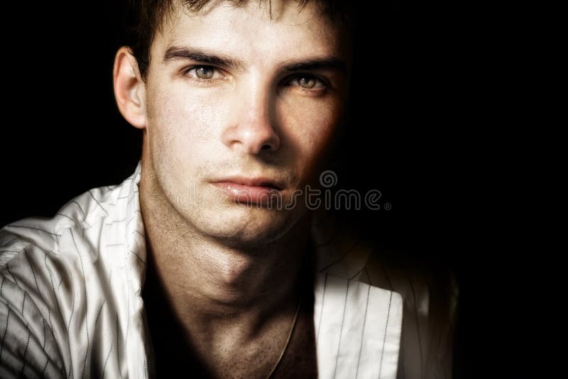 Un uomo maschile bello con gli occhi piacevoli fotografia stock libera da diritti Un uomo maschile bello con gli occhi piacevoli fotografia stock libera da diritti