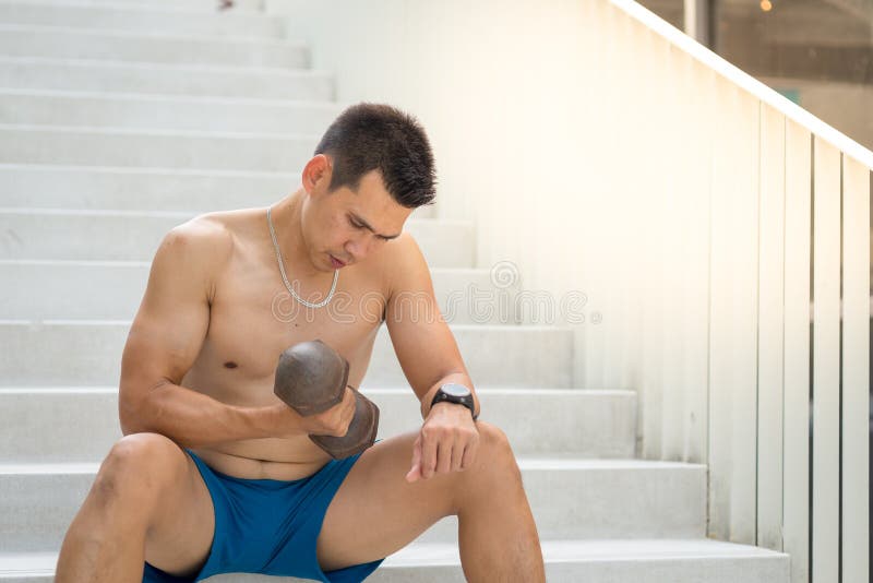 Un uomo muscolare e sudato sta preparandosi fotografia stock libera da diritti Un uomo muscolare e sudato sta preparandosi fotografia stock libera da diritti