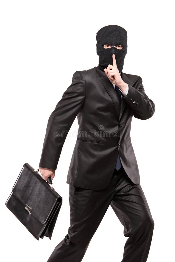 Un uomo nella mascherina di furto che ruba una cartella