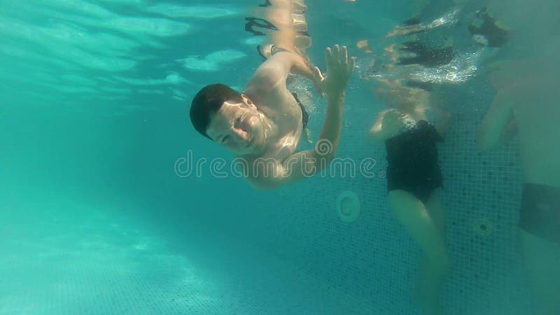 Un uomo nuota sotto l'acqua e lingua della mostra
