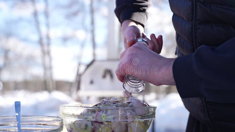 Un uomo pepe una carcassa di pollo per strada