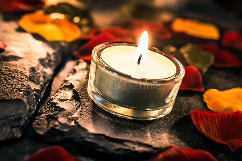 Un Valentine Candle Light On Slate Con Rose Petals And Leafs Imagen de