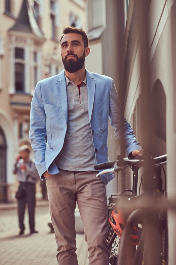 Un Varón Barbudo De Moda Que La Con Una Bicicleta En Una Calle Antigua En Europa Foto de archivo - Imagen de bigote, confidente: 113985854