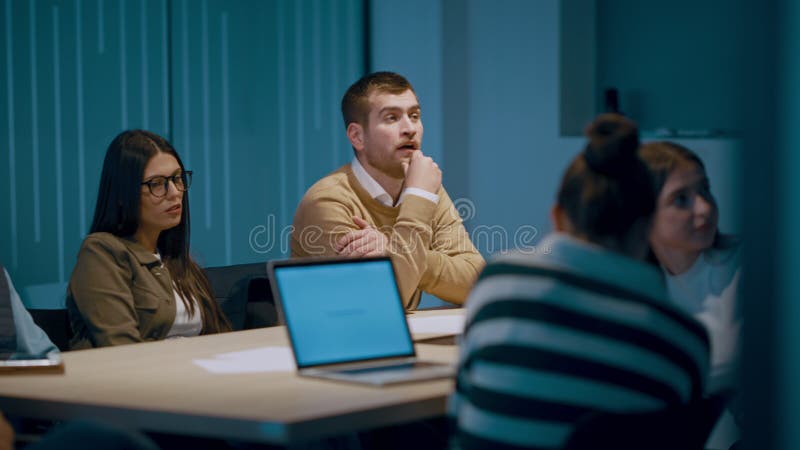 Un variado equipo de jóvenes profesionales colabora en una moderna sala de conferencias. almacen de metraje de vídeo