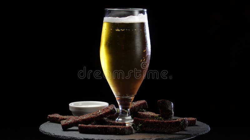 Un vaso de pinta de luz fresca no alcohólica o cerveza oscura o ale se pone sobre la mesa de la cocina en el bar café