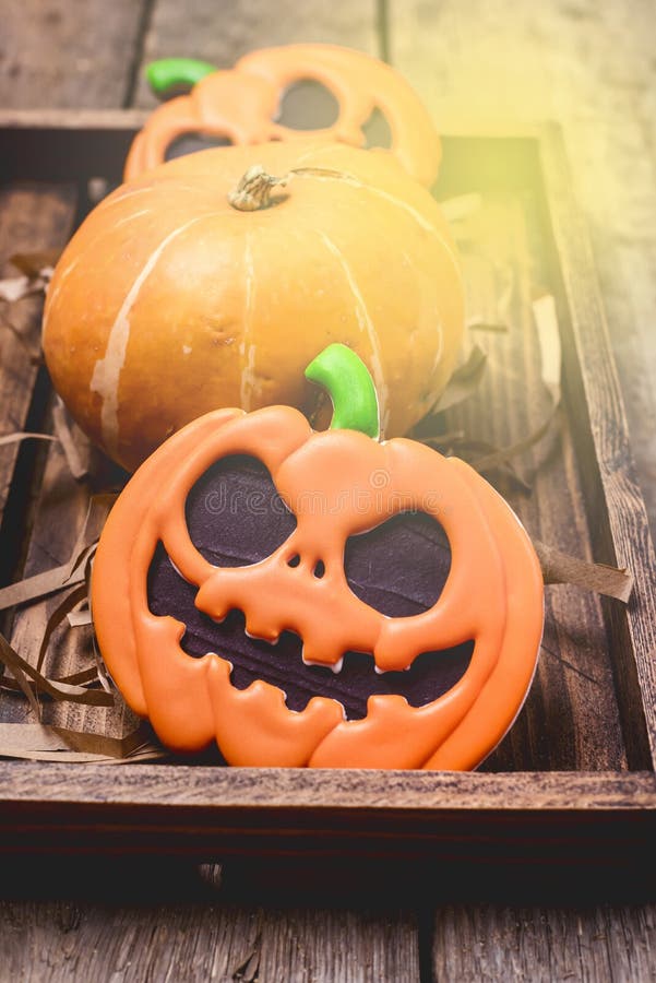 Un vassoio di legno con i dolci allo zenzero di Halloween fatti in casa in forma di cetrioli immagini stock libere da diritti Un vassoio di legno con i dolci allo zenzero di Halloween fatti in casa in forma di cetrioli immagini stock libere da diritti
