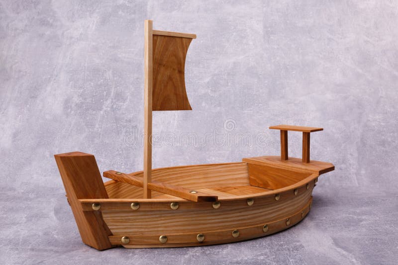 Un vassoio di legno sotto forma di nave immagini stock libere da diritti Un vassoio di legno sotto forma di nave immagini stock libere da diritti