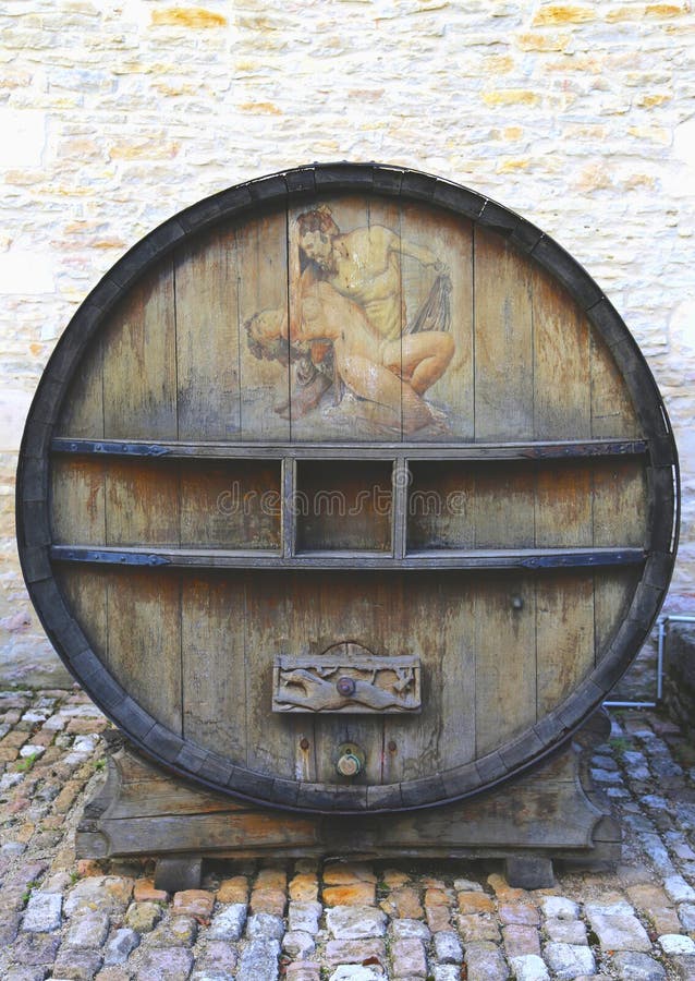 Un vecchio barilotto di vino dipinto in Chateau de Pommard, Francia fotografie stock Un vecchio barilotto di vino dipinto in Chateau de Pommard, Francia fotografie stock