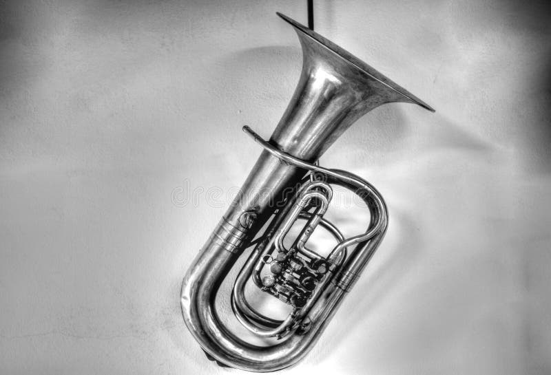 un-vecchio-trombone-che-appende-sulla-parete-130476131.jpg
