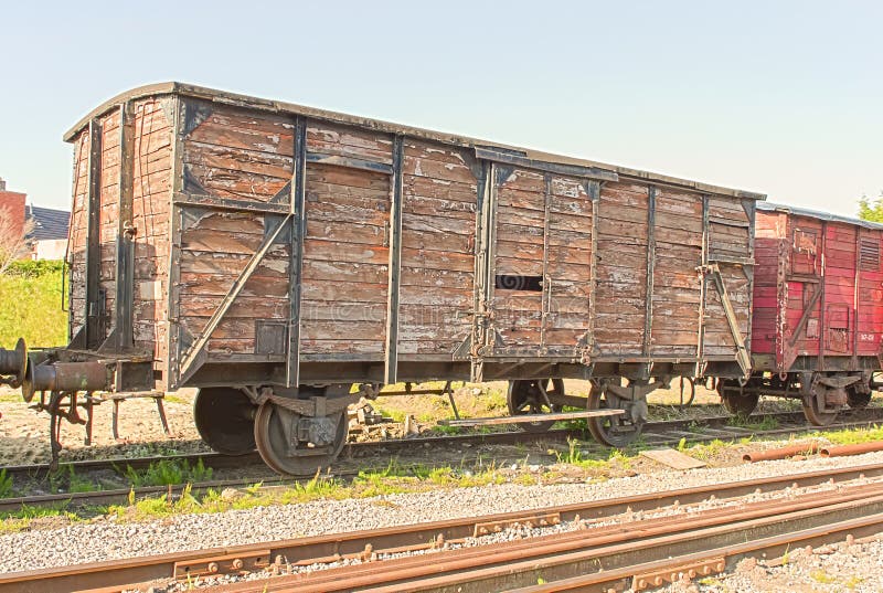 Un vecchio vagone d'annata del treno sulle rotaie