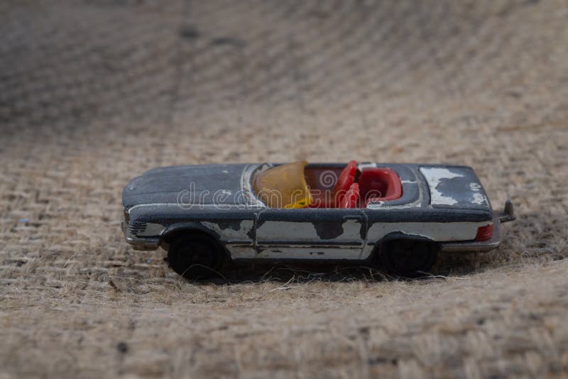Un veicolo per il trasporto del metallo di Toy From Childhood Broken Old fotografia stock Un veicolo per il trasporto del metallo di Toy From Childhood Broken Old fotografia stock