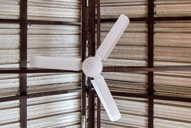 Un ventilatore da soffitto di tre pale fotografia stock libera da diritti Un ventilatore da soffitto di tre pale fotografia stock libera da diritti