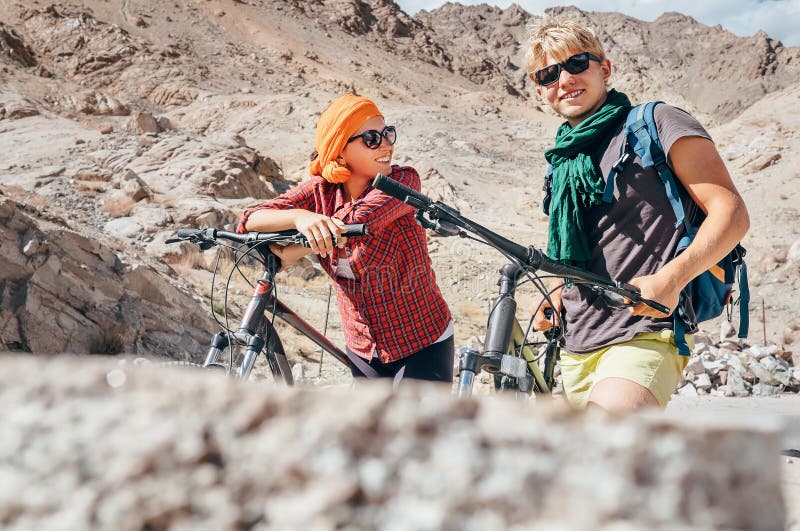 Un viaggiatore di due ciclisti è in montagna fotografia stock Un viaggiatore di due ciclisti è in montagna fotografia stock