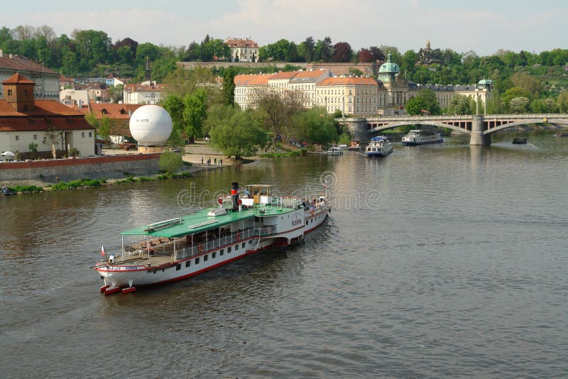 Un viaggio in barca ai bei posti di Praga fotografie stock Un viaggio in barca ai bei posti di Praga fotografie stock