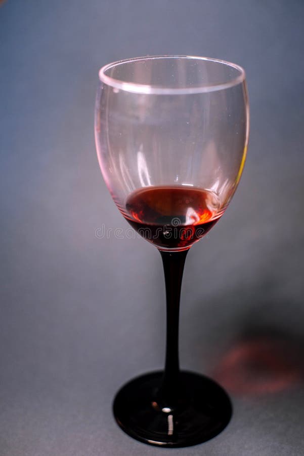 Un vidrio de vino rojo foto de archivo libre de regalías Un vidrio de vino rojo foto de archivo libre de regalías
