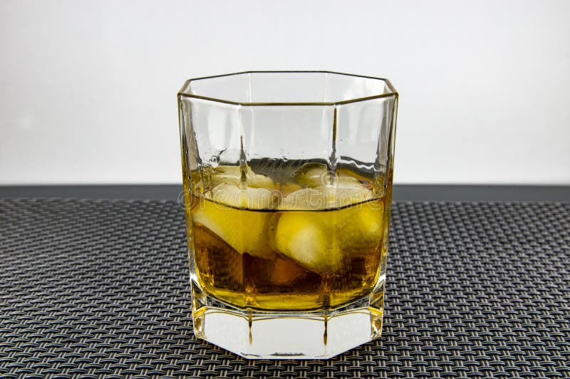 Un vidrio de whisky y de hielo foto de archivo Un vidrio de whisky y de hielo foto de archivo